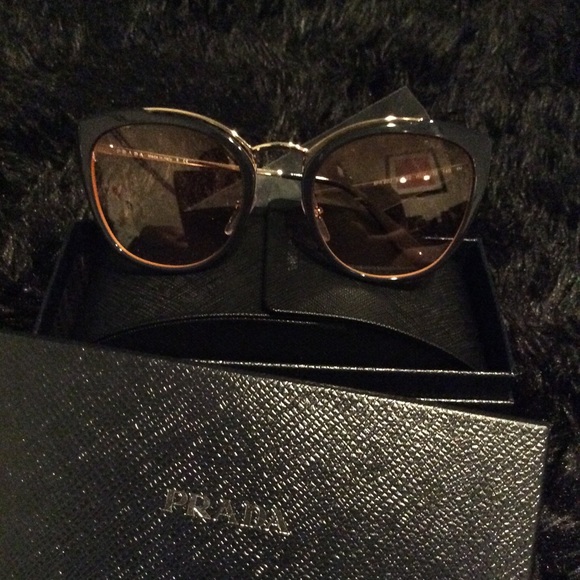 Prada sunglasses - Picture 3 of 3